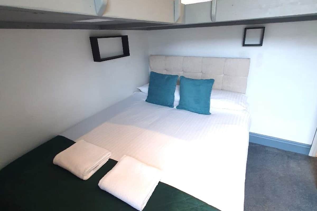 经典三人房 | 熨斗/熨板、免费 WiFi、床单