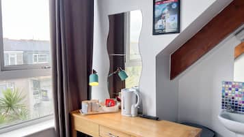 Tweepersoonskamer, gemeenschappelijke badkamer (Budget) | Een strijkplank/strijkijzer, gratis wifi, beddengoed