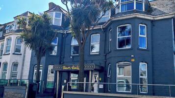 Fachada de la propiedad