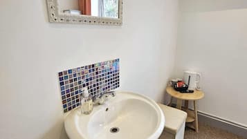 Dusche, kostenlose Toilettenartikel, Haartrockner, Handtücher