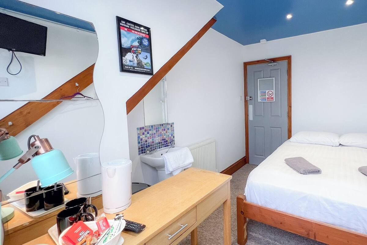 Chambre Double, salle de bains commune (Budget) | Fer et planche à repasser, Wi-Fi gratuit, draps fournis