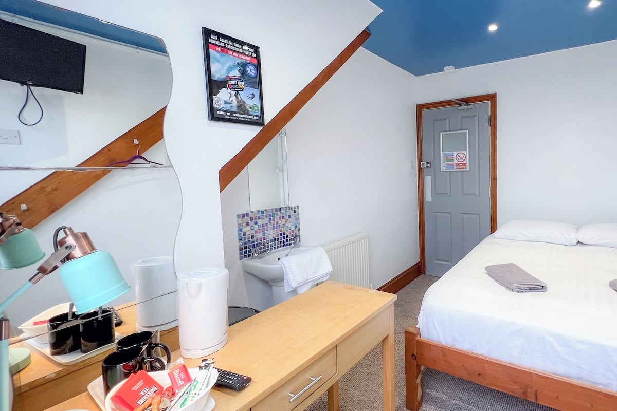 Double Room, Shared Bathroom (Budget) | Iron/ironing board, free WiFi, bed sheets