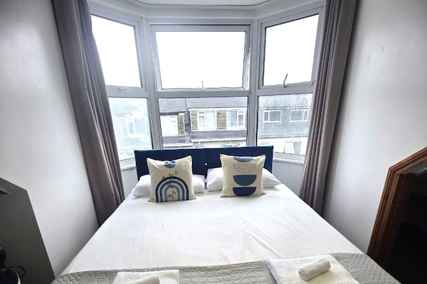 Comfort-Vierbettzimmer (Shower) | Bügeleisen/Bügelbrett, kostenloses WLAN, Bettwäsche