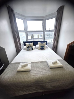 Quarto quádruplo conforto (Shower) | Ferros/tábuas de passar roupa, Wi-Fi de cortesia, roupa de cama