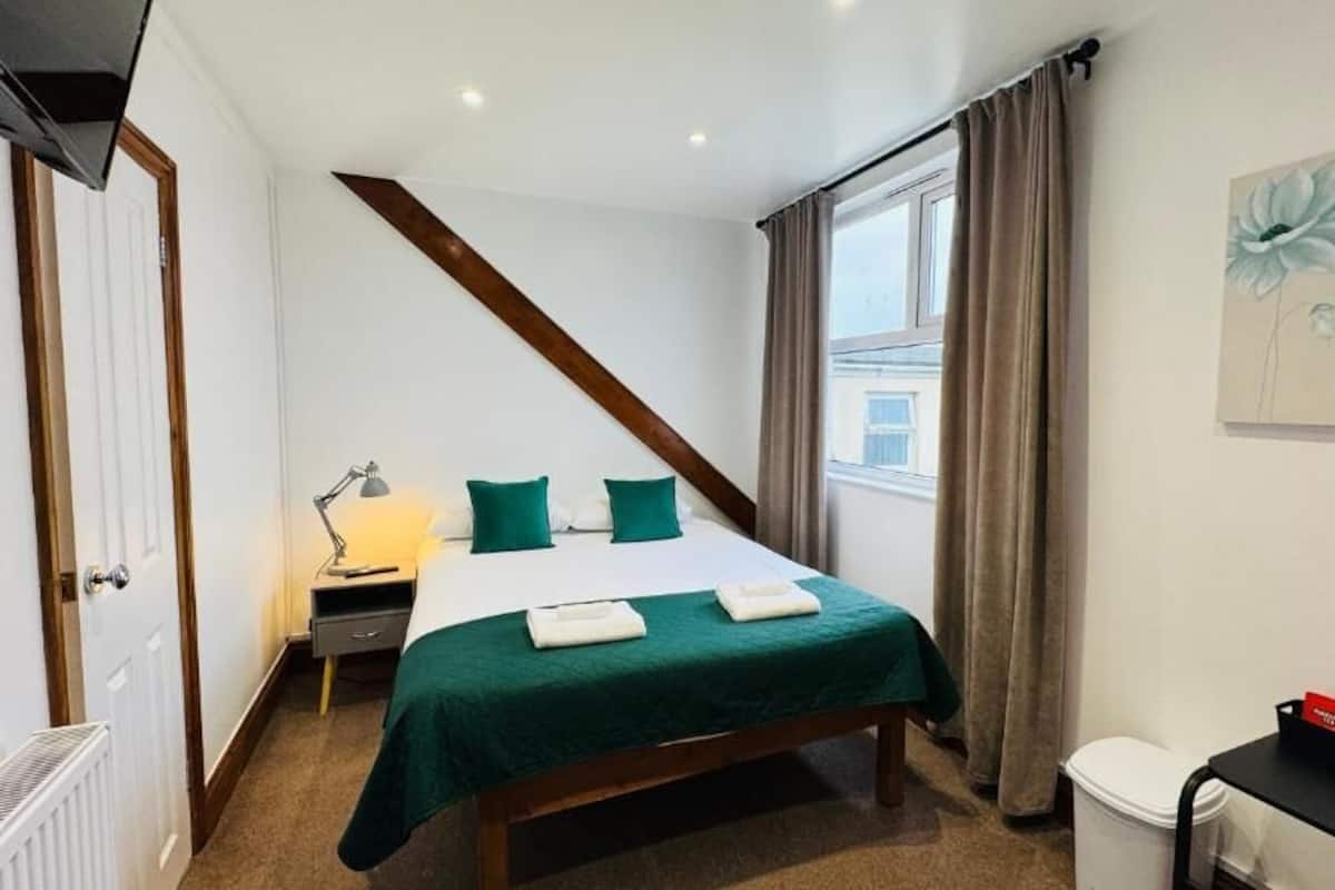 Comfort Quadruple Room (Shower) | Iron/ironing board, free WiFi, bed sheets