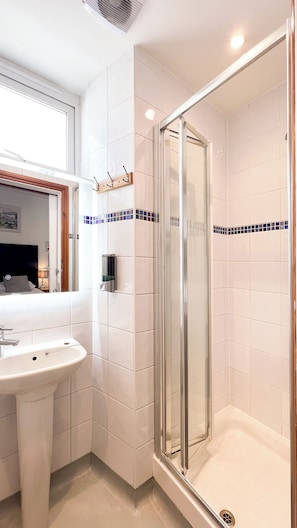 标准三人房 | 浴室 | 淋浴设施、免费洗浴用品、吹风机、毛巾