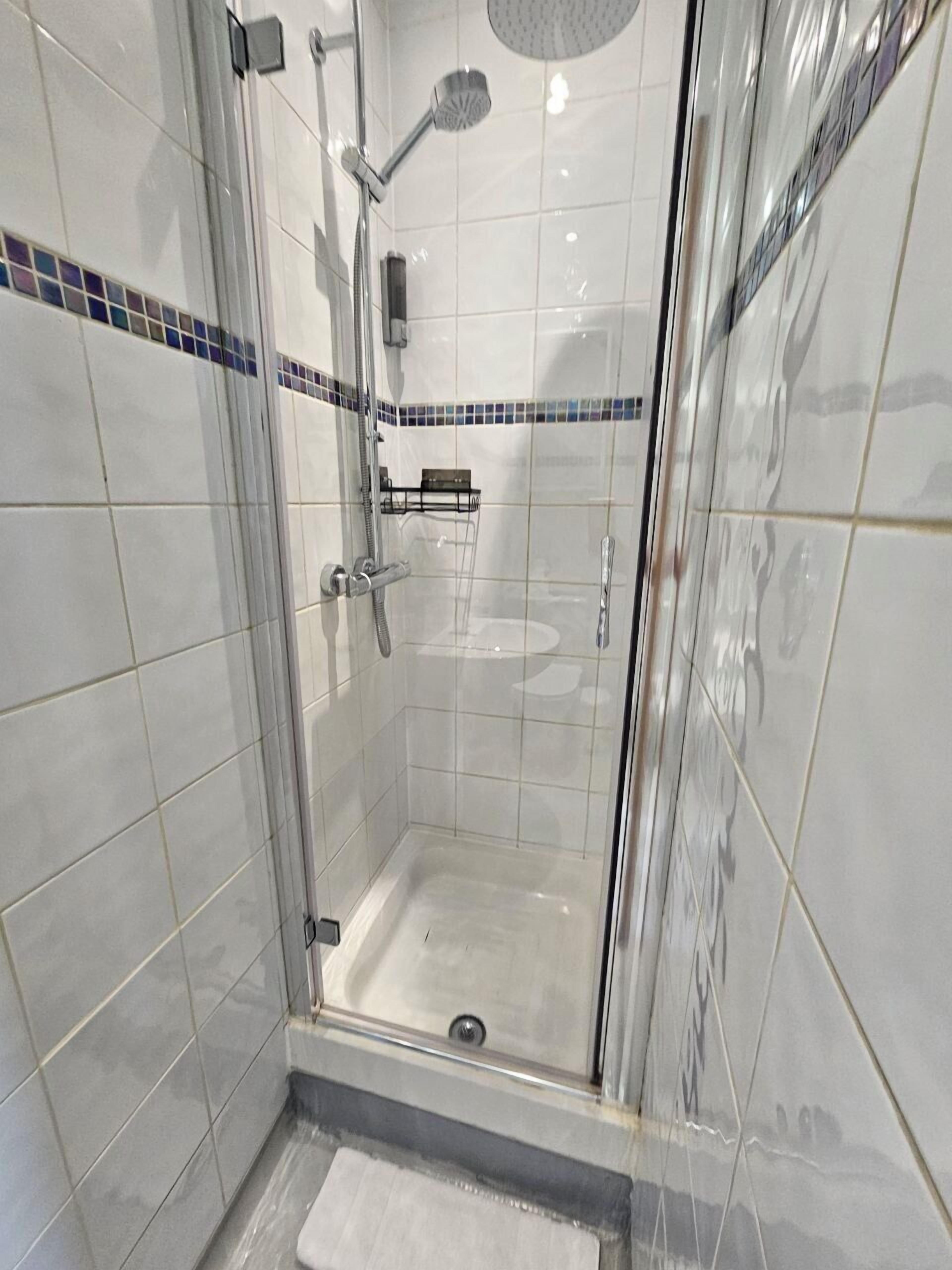 Family Studio, Kitchenette | Bathroom | Shower, free toiletries, hair dryer, towels