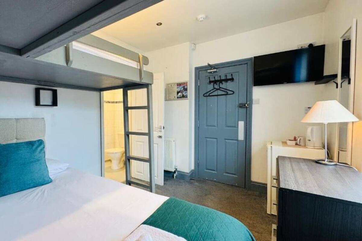 Classic Triple Room | Iron/ironing board, free WiFi, bed sheets