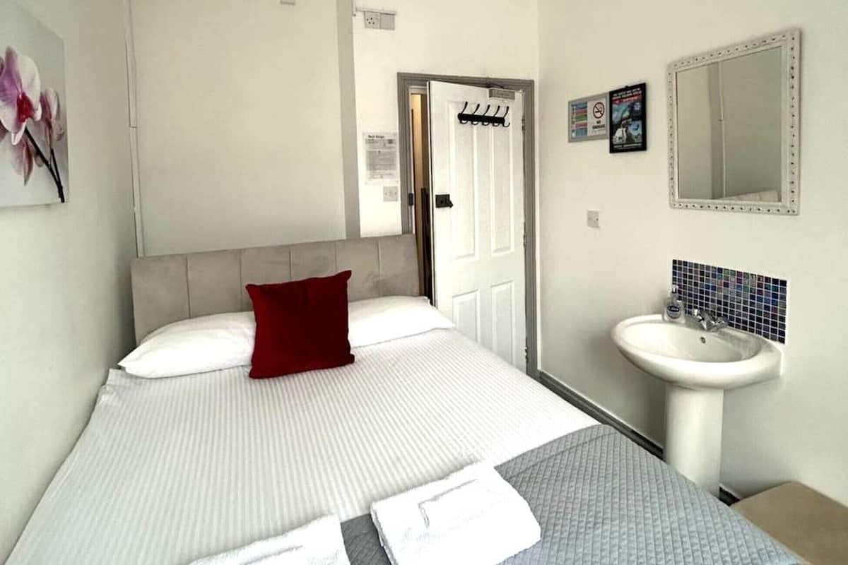 双人房, 公共浴室 (Budget) | 熨斗/熨板、免费 WiFi、床单