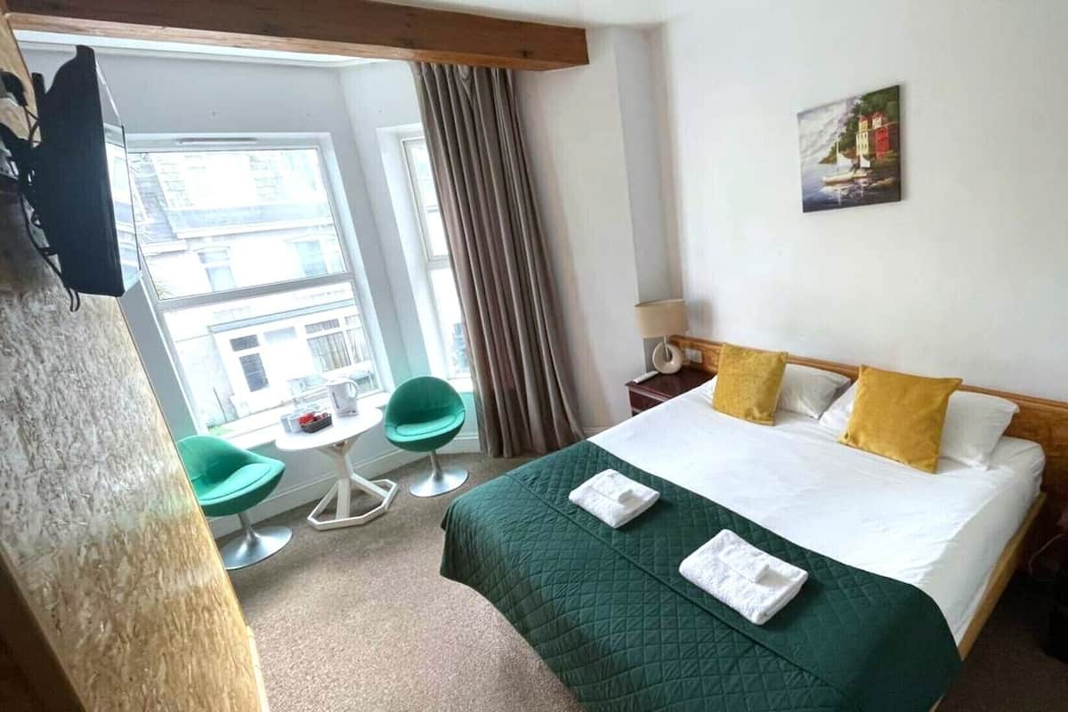 高级四人房 | 熨斗/熨板、免费 WiFi、床单