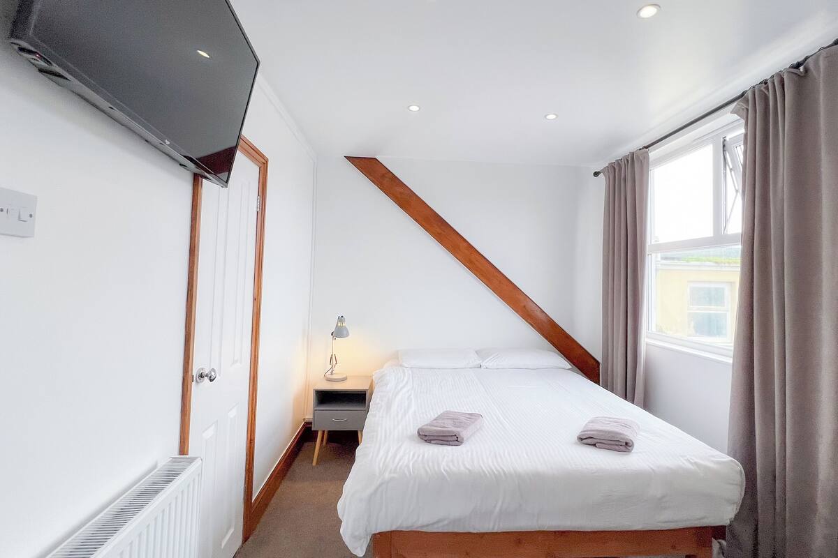 Classic Triple Room | Iron/ironing board, free WiFi, bed sheets