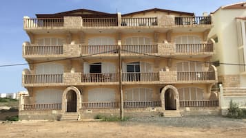 Vista frontal de la propiedad