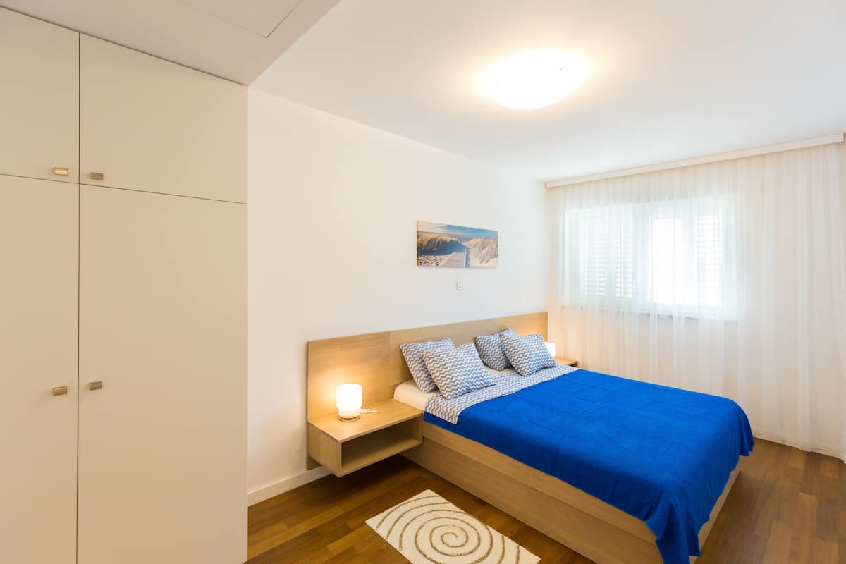 Un dormitorio con cama, mesita de noche y armario.