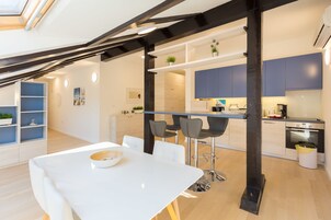 Loft Premier One Bedroom Apartment  | Opções para refeição no quarto