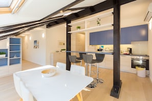 Loft Premier One Bedroom Apartment | Ruokailu omassa huoneessa