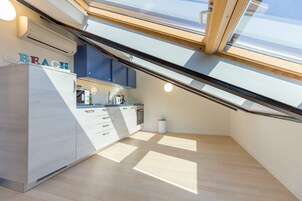 Loft Apartment | Cozinha privada | Geladeira, micro-ondas, fogão, cooktop