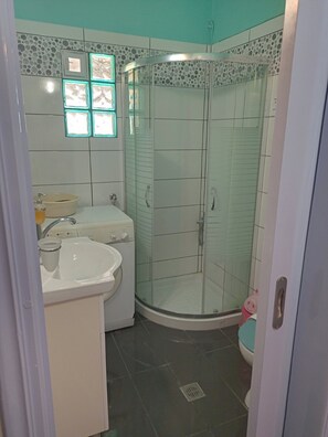 Departamento, 2 habitaciones, vista al mar | Baño | Tina, secadora de cabello, toallas 