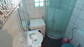 Apartment, 2 Schlafzimmer, Meerblick | Badezimmer | Badewanne, Haartrockner, Handtücher