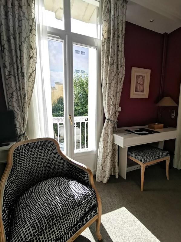 A room with a large window, a chair, a desk, and a small table. - Hotel du Parc - Montpellier (Montpellier)