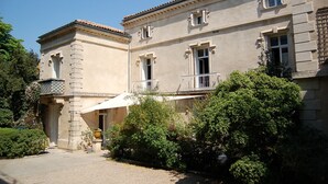 A historic building with a symmetrical facade, multiple windows, and a central entrance. - Hotel du Parc - Montpellier (Montpellier)