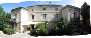 A large, historic building with a symmetrical facade, multiple windows, and a central balcony. - Hotel du Parc - Montpellier (Montpellier)