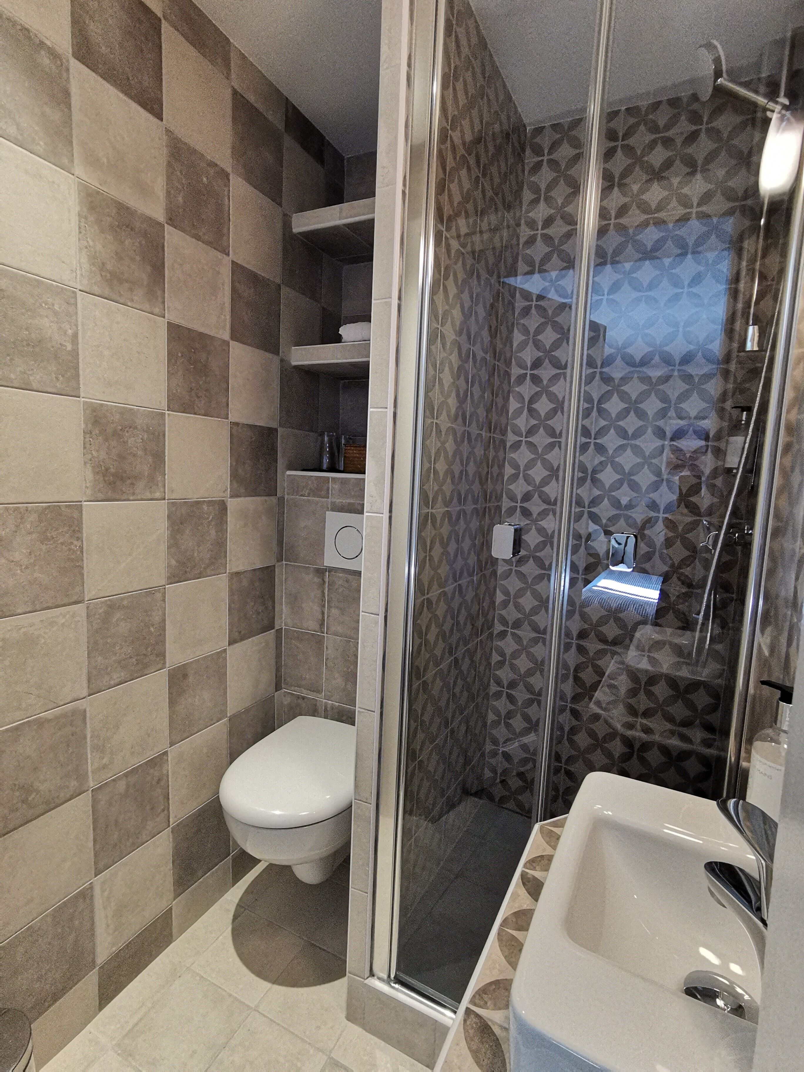 standard double room | bathroom shower
