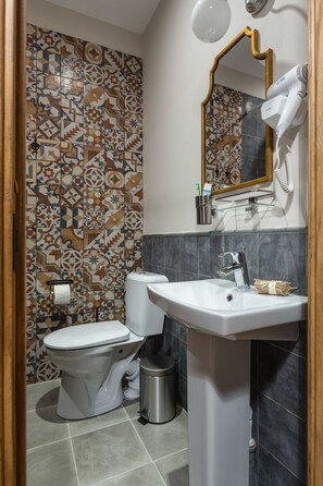 Studio Design | Salle de bain | Douche, articles de toilette gratuits, sèche-cheveux, peignoirs