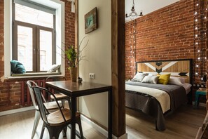 Familie-studiolejlighed - 2 soveværelser | Opholdsområde | 22-tommers LCD-tv med kabelkanaler, tv