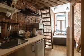 Standard-studiolejlighed - flere senge - tekøkken | Privat køkken | Minikøleskab, mikrobølgeovn, kogeplade, elkedel