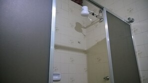 Habitación con 2 camas individuales | Ducha del cuarto de baño