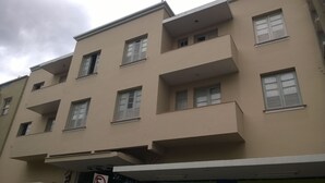 Ein mehrgeschossiges Gebäude mit Balkonen und Fenstern.