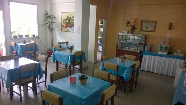 Café da manhã com buffet grátis todos os dias
