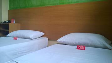 Twin Room | Minibar, desk, free WiFi