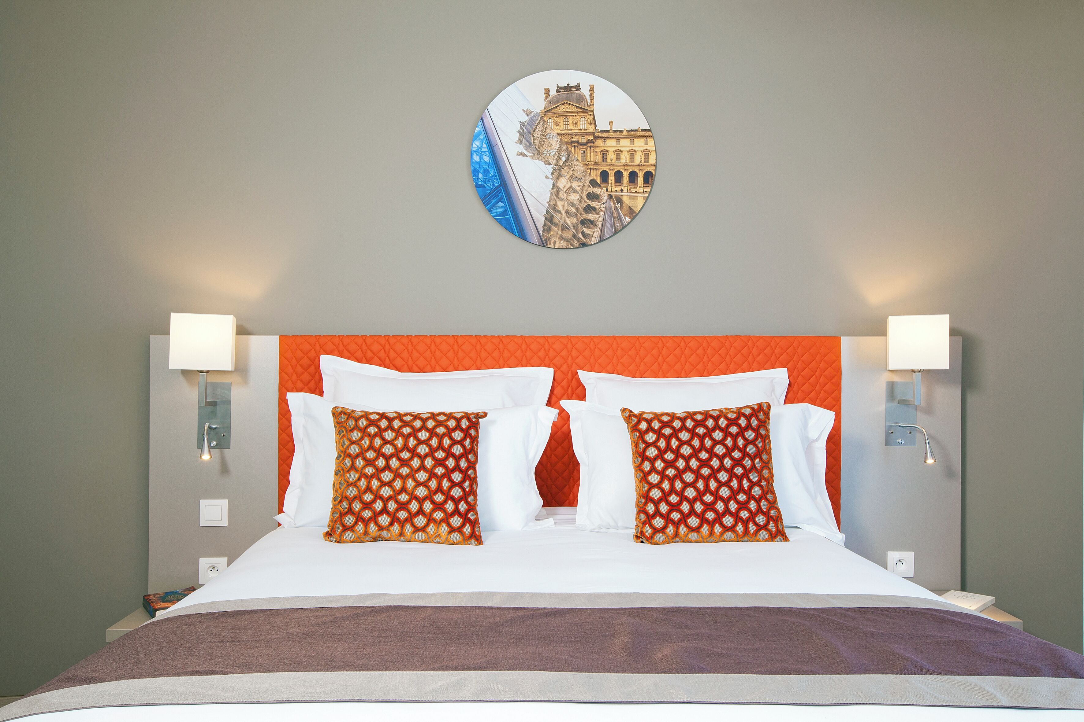 Desk, free cots/infant beds, free WiFi, bed sheets