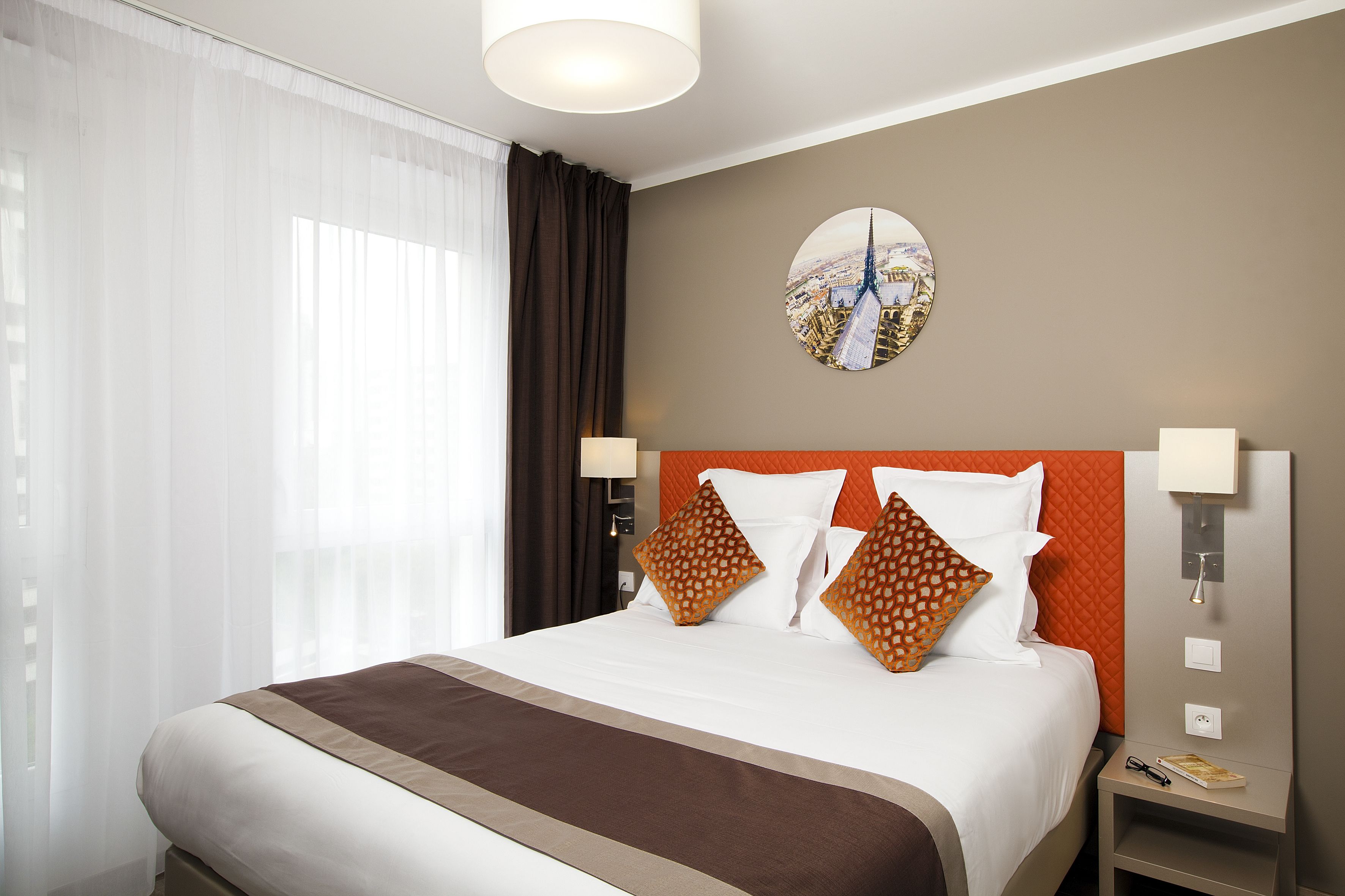 Desk, cribs (free), WiFi (free), bed sheets