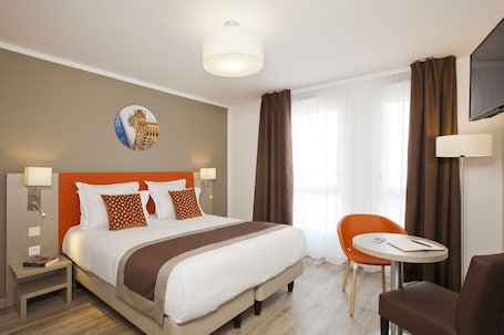 Desk, free cots/infant beds, free WiFi, bed sheets. Residhome Paris Rosa Parks