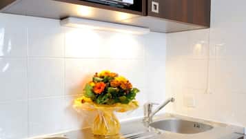 Refrigerador, microondas, placa de cocina, lavavajillas