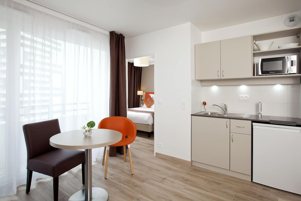 Apartment, 1 Bedroom | Meja, katil bayi/kot (percuma), Wi-fi percuma, cadar katil 