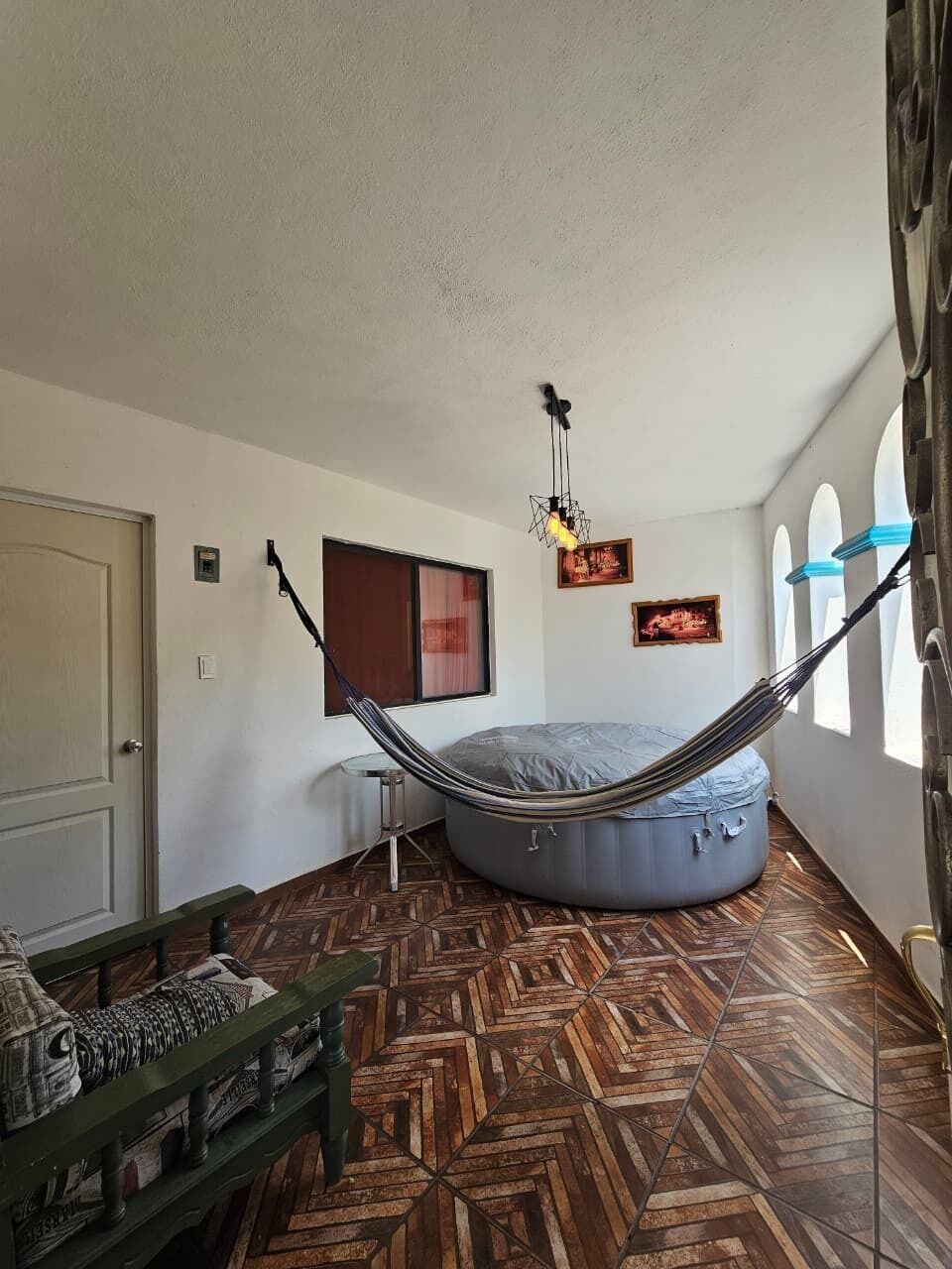 Habitación superior, 1 cama doble, bañera de hidromasaje | Cortinas opacas, tabla de planchar con plancha, wifi gratis