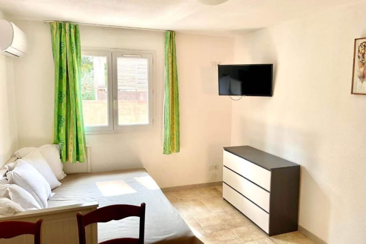 Standard-Studiosuite | Essbereich im Zimmer