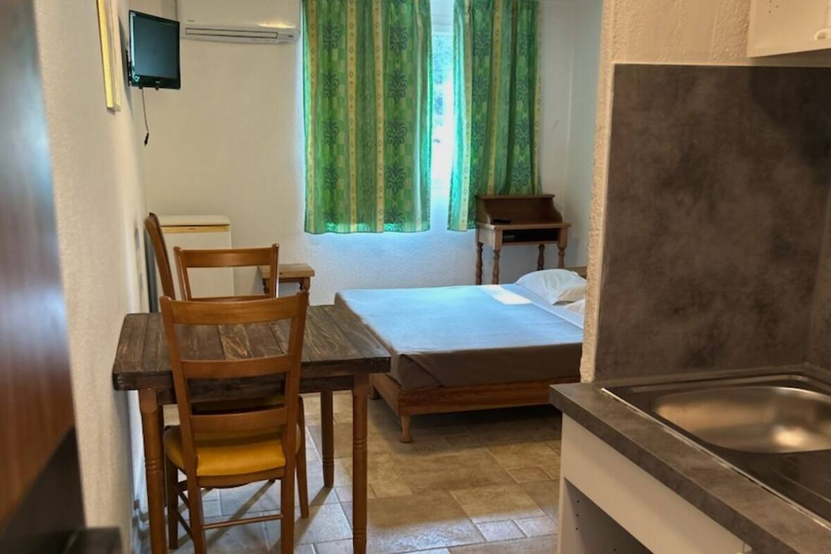 Economy Studio | Soundproofing, free WiFi, individually decorated, individually furnished