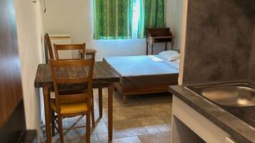 Studio économique | Décor unique, ameublement unique, système d’insonorisation