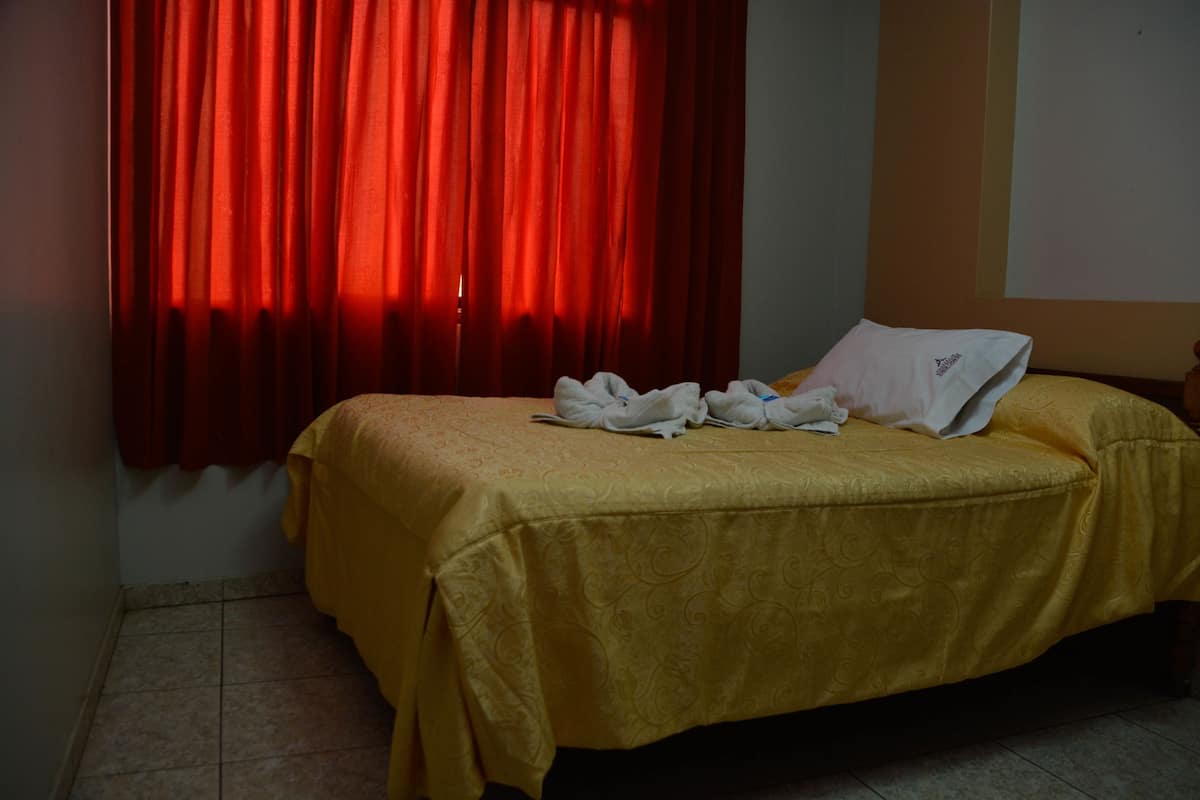 Caja de seguridad en la habitación y escritorio