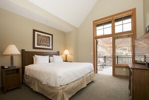 Platinum Room, 2 Bedrooms | Individuell inredning, unika möbler och strykjärn/strykbräda