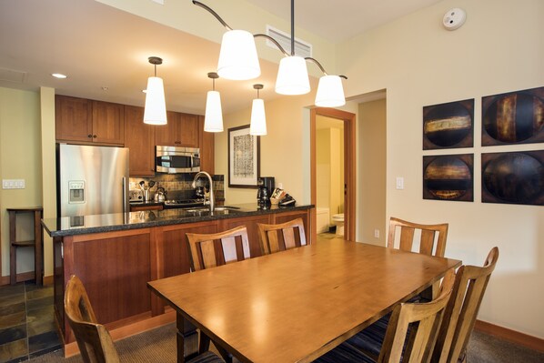 Platinum Room, 2 Bedrooms | ครัวส่วนตัว | เครื่องชงกาแฟ/ชา, ไมโครเวฟ, เครื่องครัว/จาน/ช้อนส้อม, โต๊ะรับประทานอาหาร