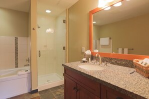 Platinum Room, 2 Bedrooms | Badrum | Dusch, badrock, tofflor och handdukar