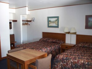 Blackout drapes, iron/ironing board, free WiFi, bed sheets - The Alpine Lodge (Davis)