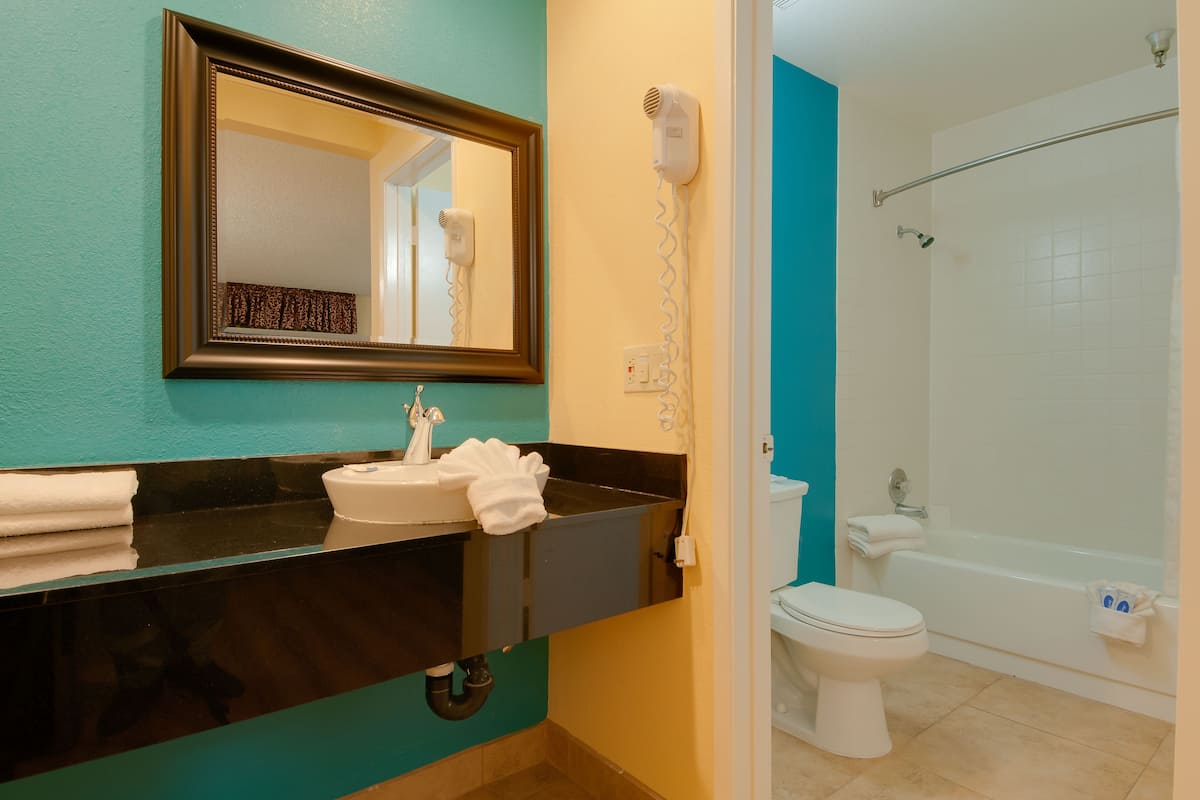 Bañera con ducha, secador de pelo, toallas