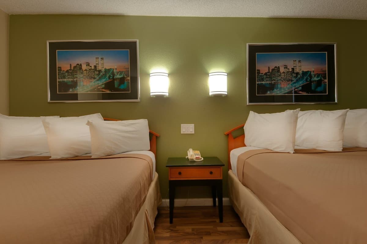 Chambre Standard, 2 grands lits, fumeur | Bureau, fer et planche Ă repasser, accĂšs au Wi-Fi (inclus)