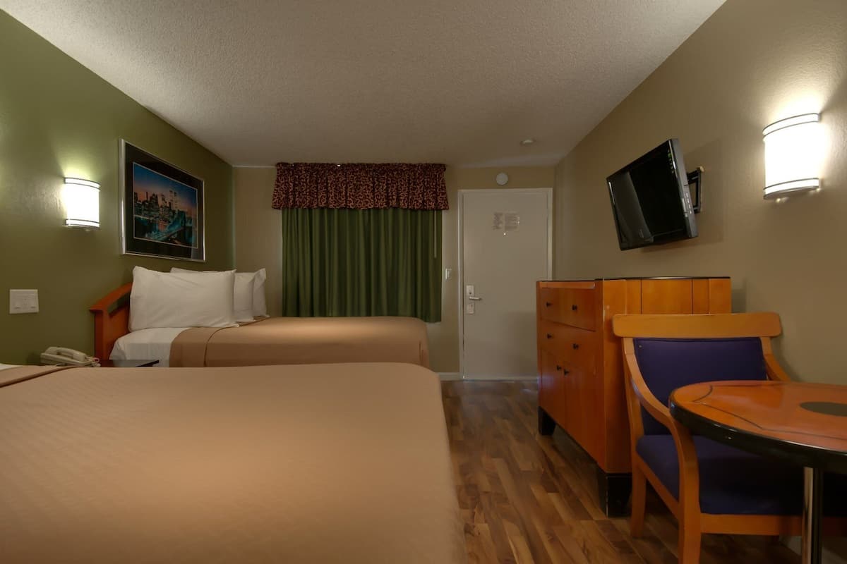 Chambre Standard, 2 grands lits, fumeur | Bureau, fer et planche Ă repasser, accĂšs au Wi-Fi (inclus)